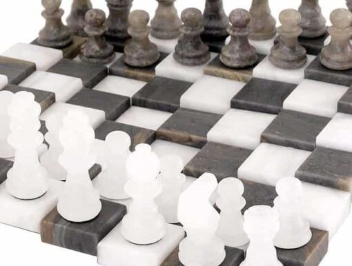 Ensemble "Gris et Blanc" Echiquier 3D et Jeu d'Echecs en Albâtre de Volterra