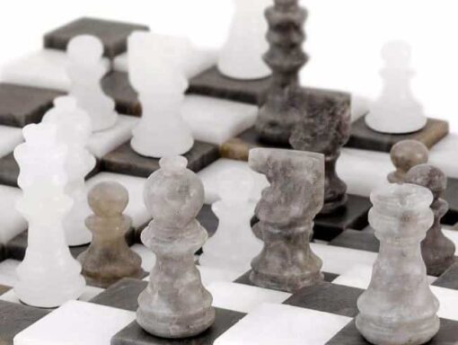 Ensemble "Gris et Blanc" Echiquier 3D et Jeu d'Echecs en Albâtre de Volterra